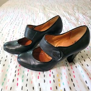 Sofft 10W 10 wide black heels with Mary Jane style strap, patent trim